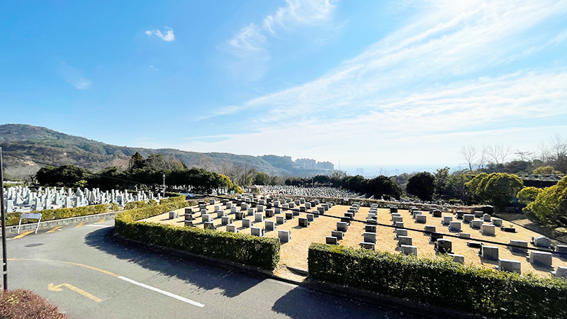 宝塚市のお墓事情（長尾山霊園の墓地内の画像）