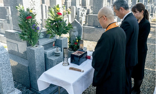 宝塚市内での僧侶による納骨式での読経中の写真
