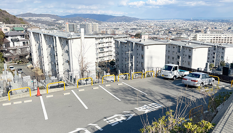 宝塚霊園内の駐車場
